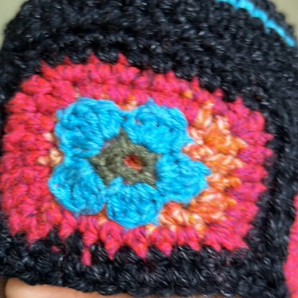 Crochet  flowers  beanie medium acrylic yarn new - Picture 9 of 9